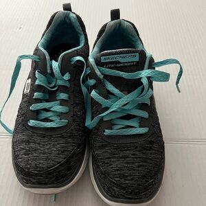 Sketchers light weight memory foam pre-owned like new. Size 10